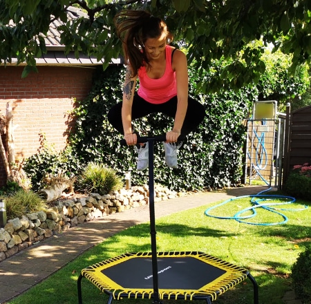 Jumping Fitness auf einem Fitness Trampolin
